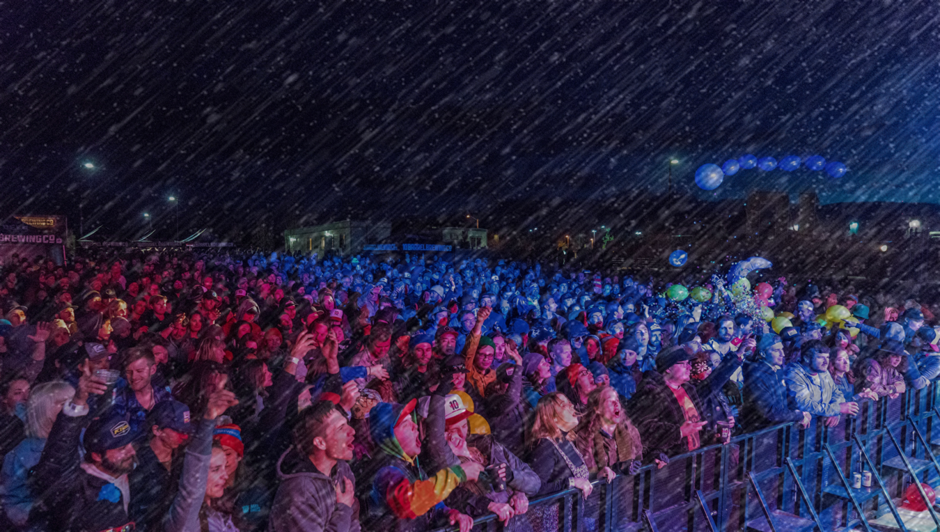 A crowd gets rained on during a concert and a crisis ensues.
